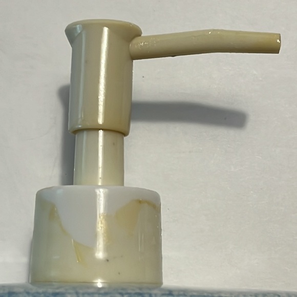 Garden Blue Floral Bathroom Set of Soap Caddy, Dispenser & Toothbrush Holder - Picture 7 of 16